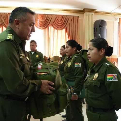 Entrega de mochilas educativas en el Comando de la Policía – La Paz