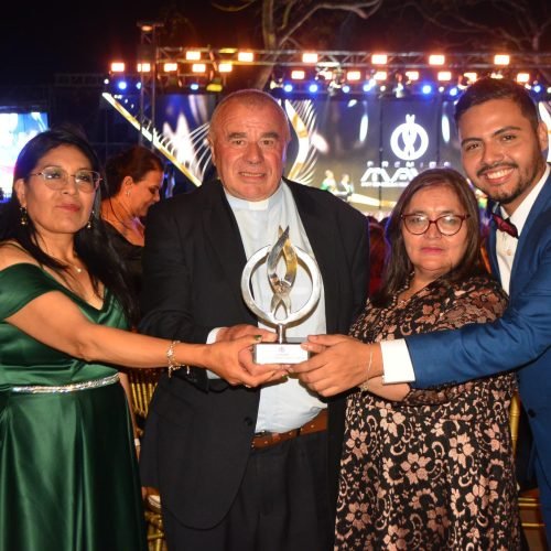 Fundación Munasim Kullakita recibe reconocimiento en los Premios Maya Bolivia 2024